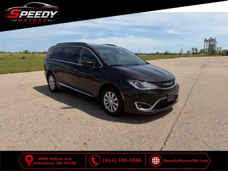 2017 Chrysler Pacifica Touring-L's photo
