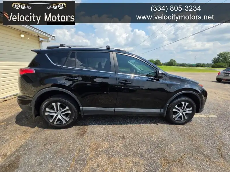 2017 Toyota RAV4 LE's photo