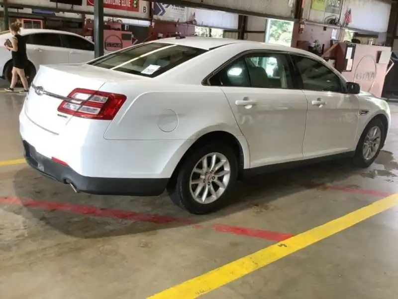 2015 Ford Taurus SE FWD's photo