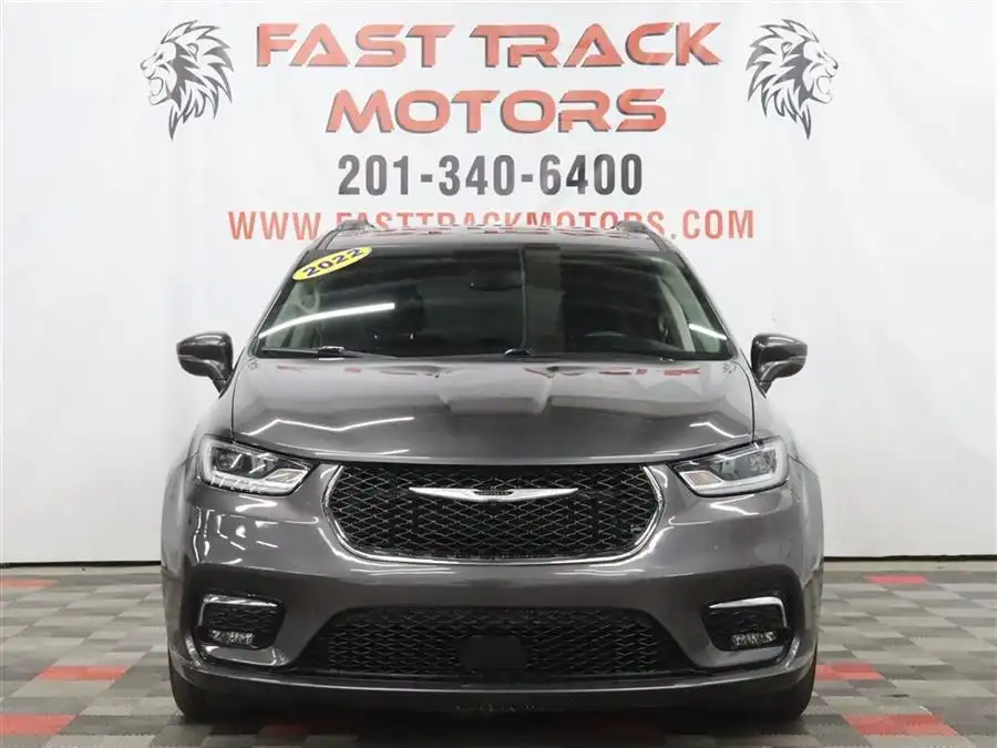 2022 Chrysler Pacifica Touring L's photo