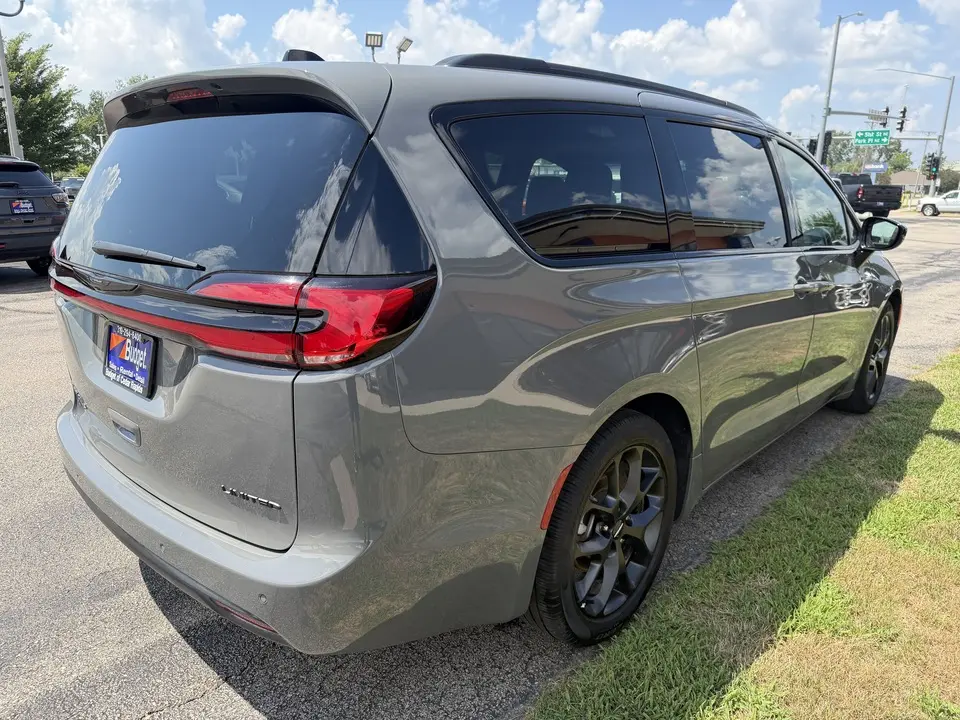 2025 Chrysler Pacifica Limited photo 5