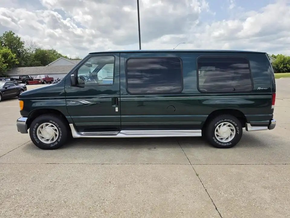 2001 Ford E-Series E-150 Van's photo