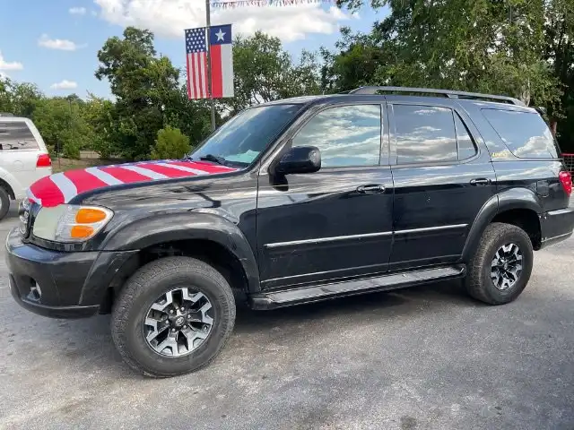 2004 Toyota Sequoia Limited's photo