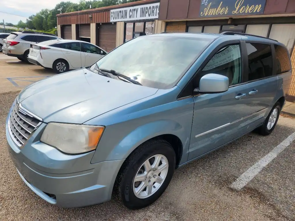 2010 Chrysler Town & Country Touring's photo