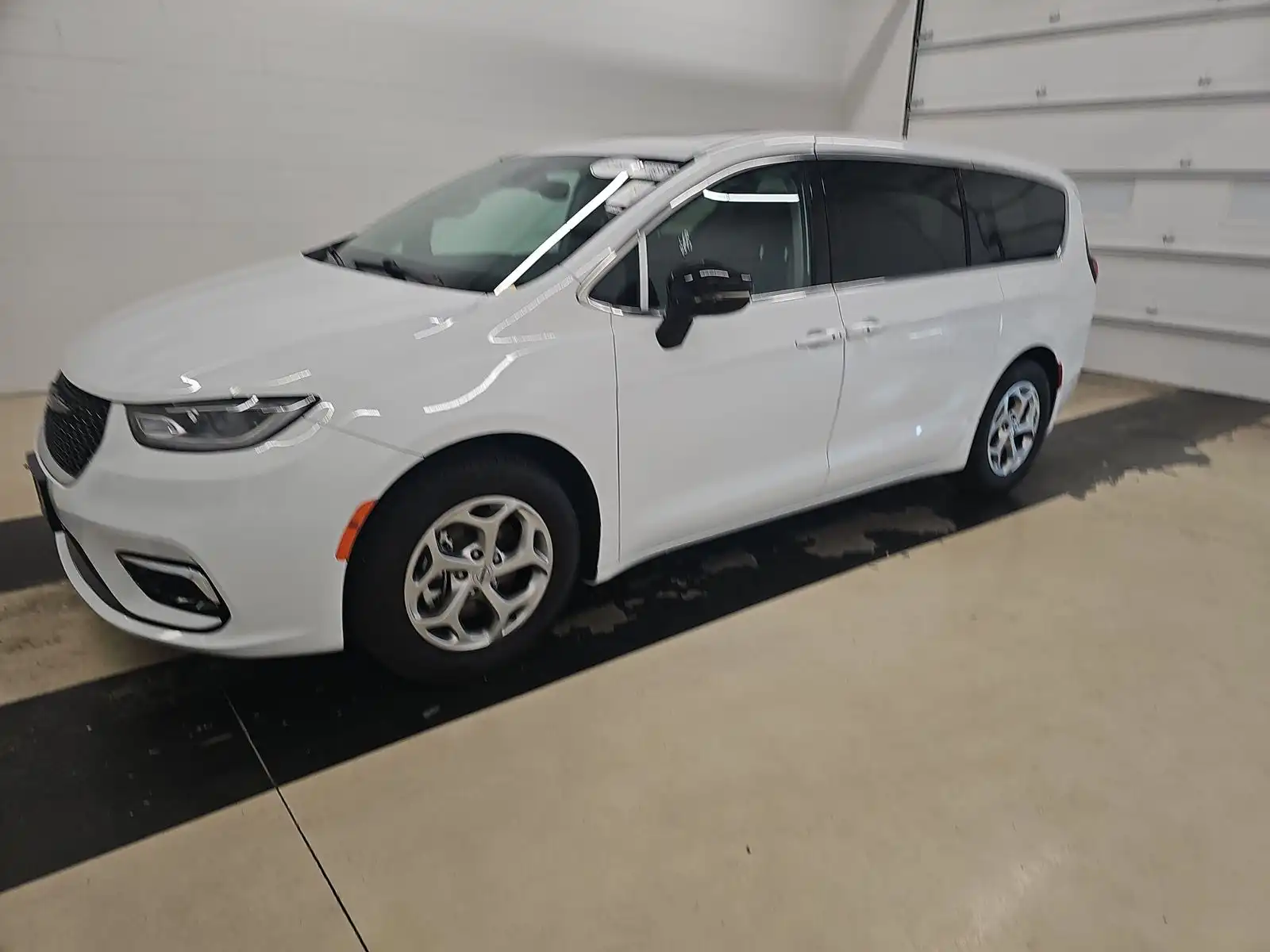 2024 Chrysler Pacifica Limited's photo