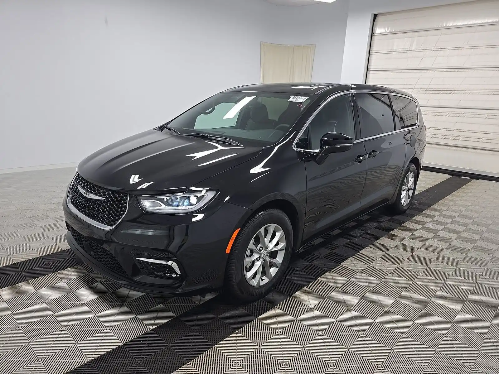 2026 Chrysler Pacifica Limited's photo