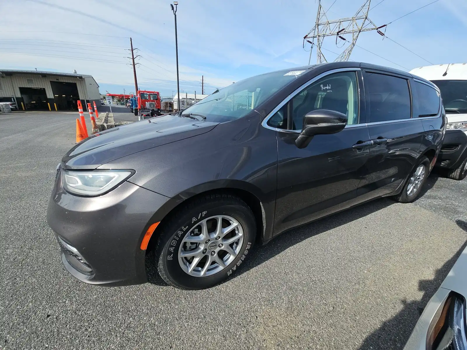 2023 Chrysler Pacifica Touring L's photo