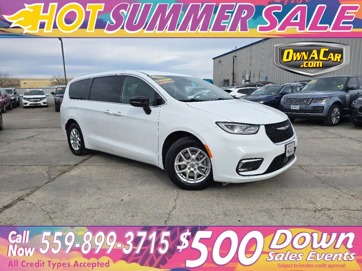 2024 Chrysler Pacifica Touring's photo