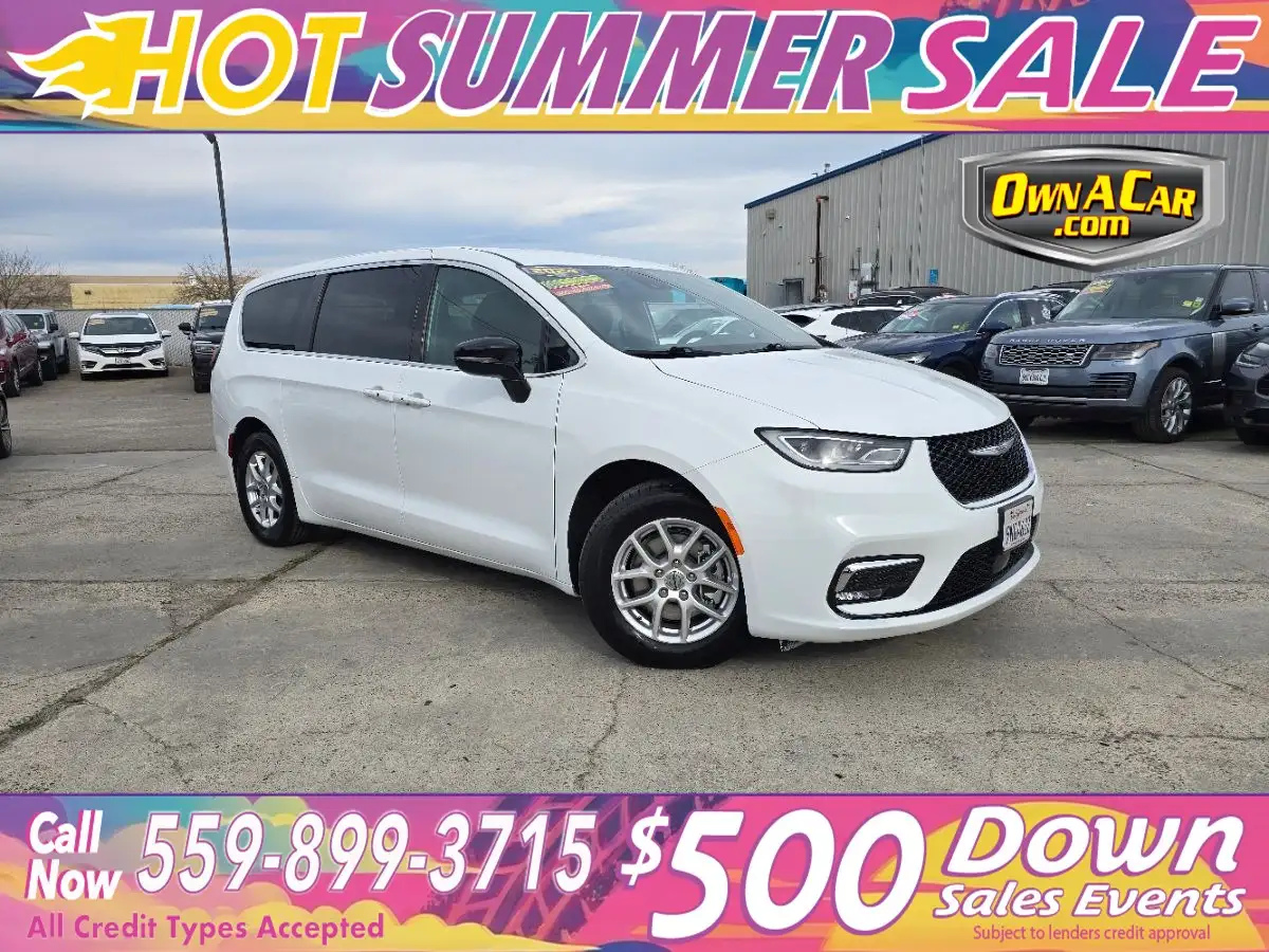 2024 Chrysler Pacifica Touring's photo