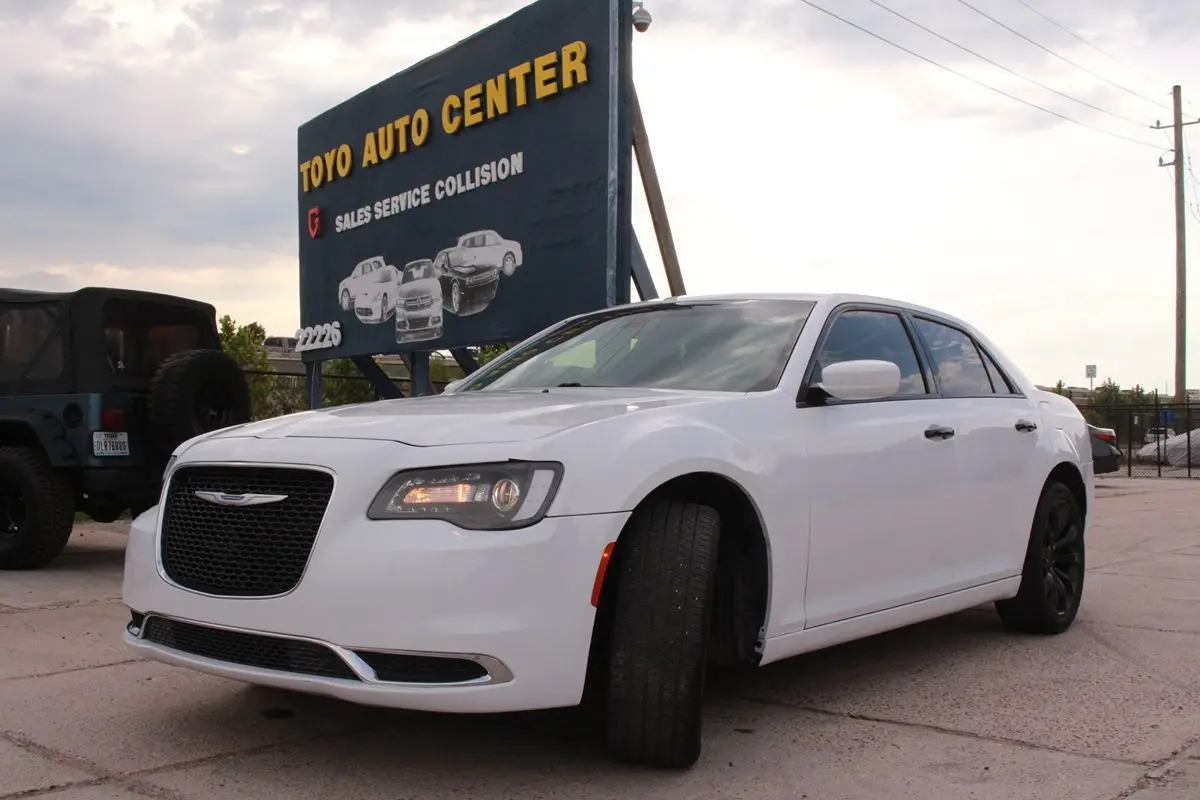 2016 Chrysler 300 Limited photo 3