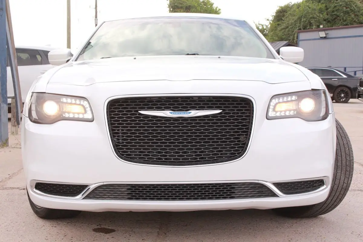 2016 Chrysler 300 Limited photo 4