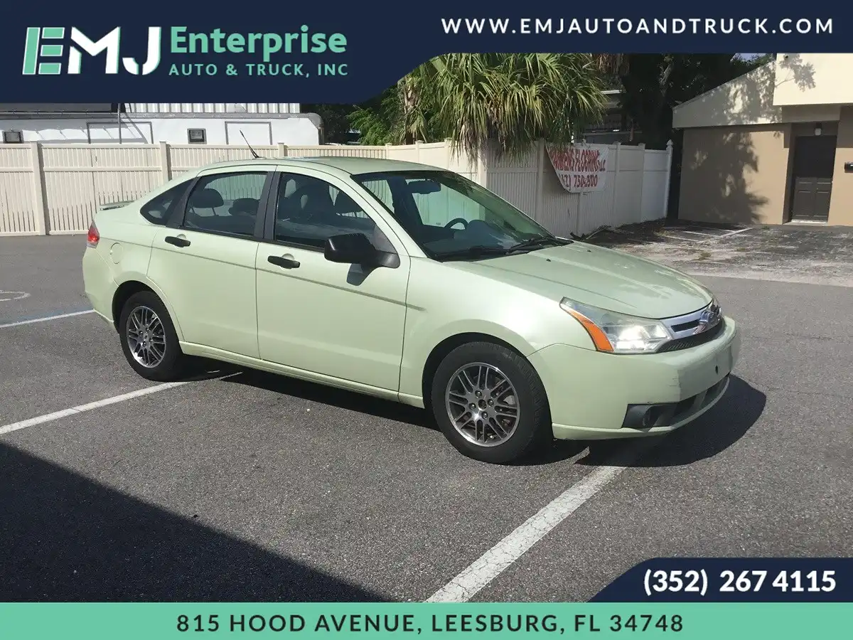 2010 Ford Focus SE's photo