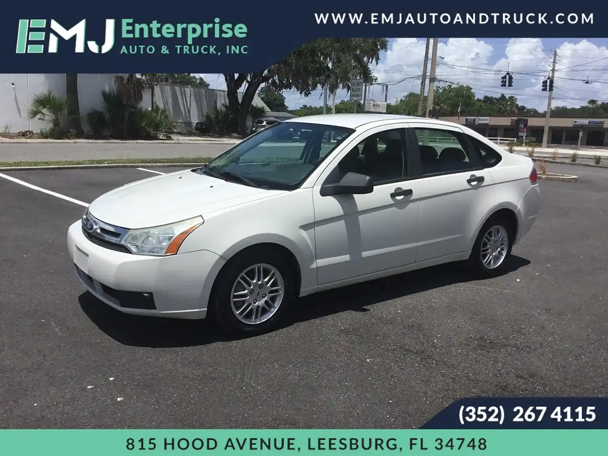 2011 Ford Focus SE's photo