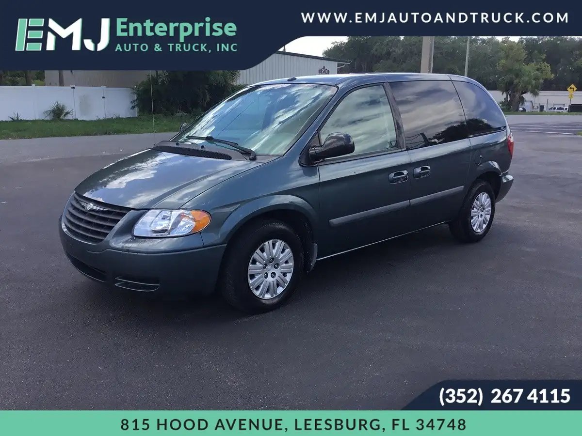 2007 Chrysler Town & Country SWB's photo