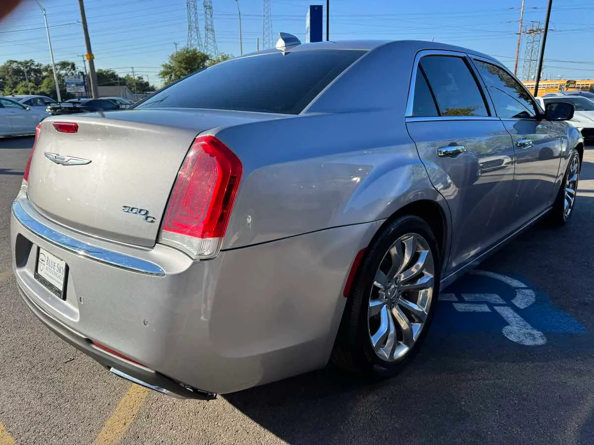 2017 Chrysler 300 C photo 5