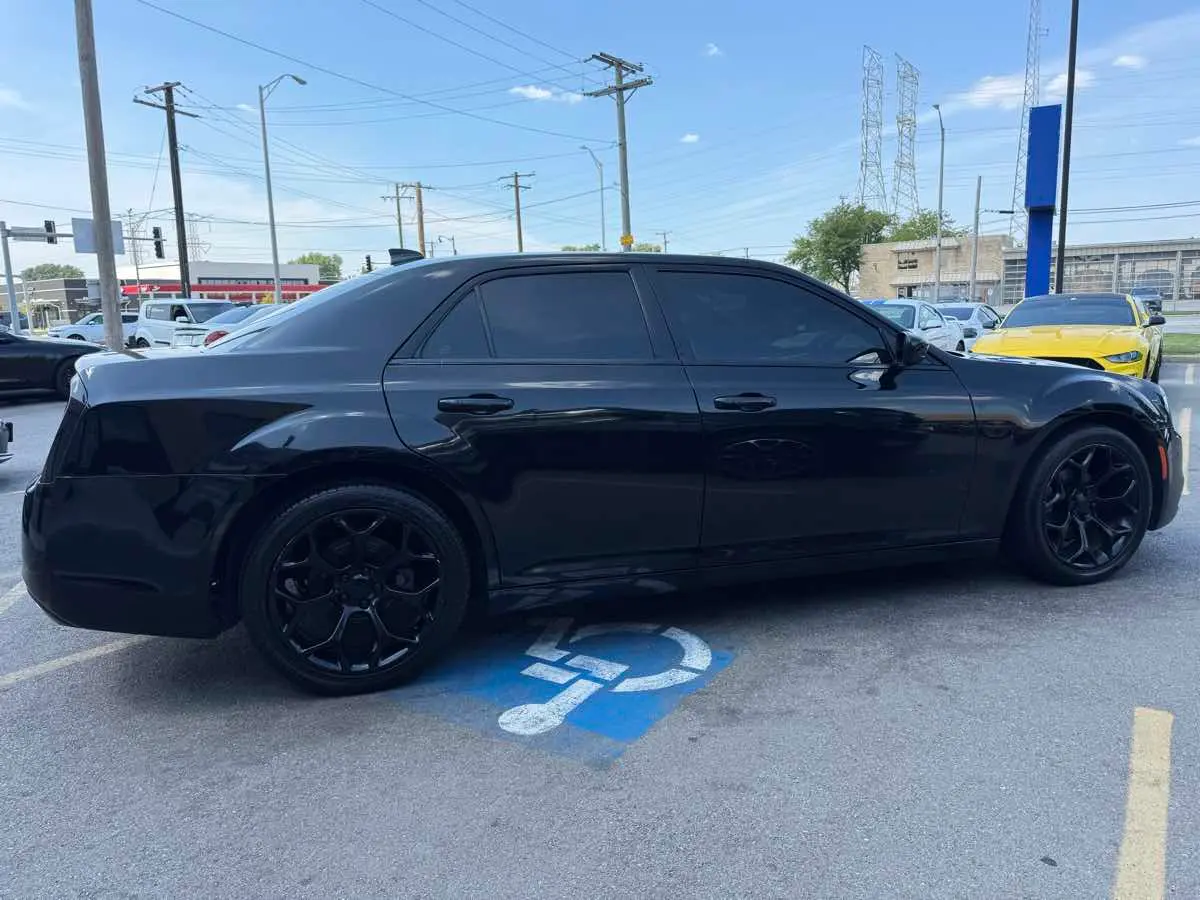 2016 Chrysler 300 S photo 4