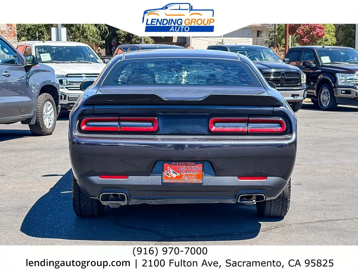 2016 Dodge Challenger SXT photo 3