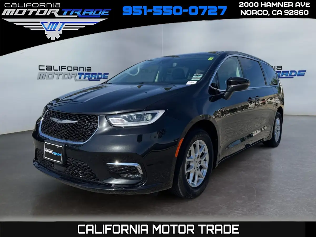 2023 Chrysler Pacifica Touring L photo 1