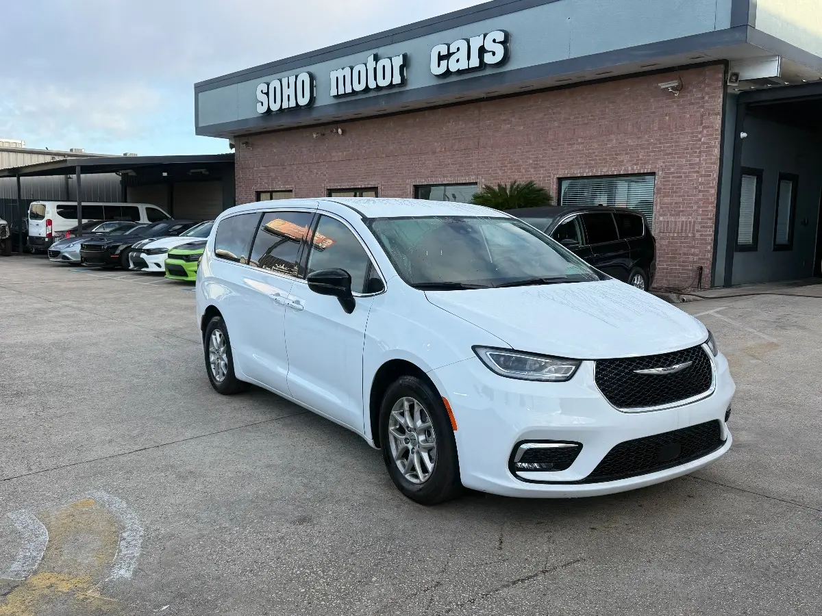 2025 Chrysler Pacifica Select photo 3