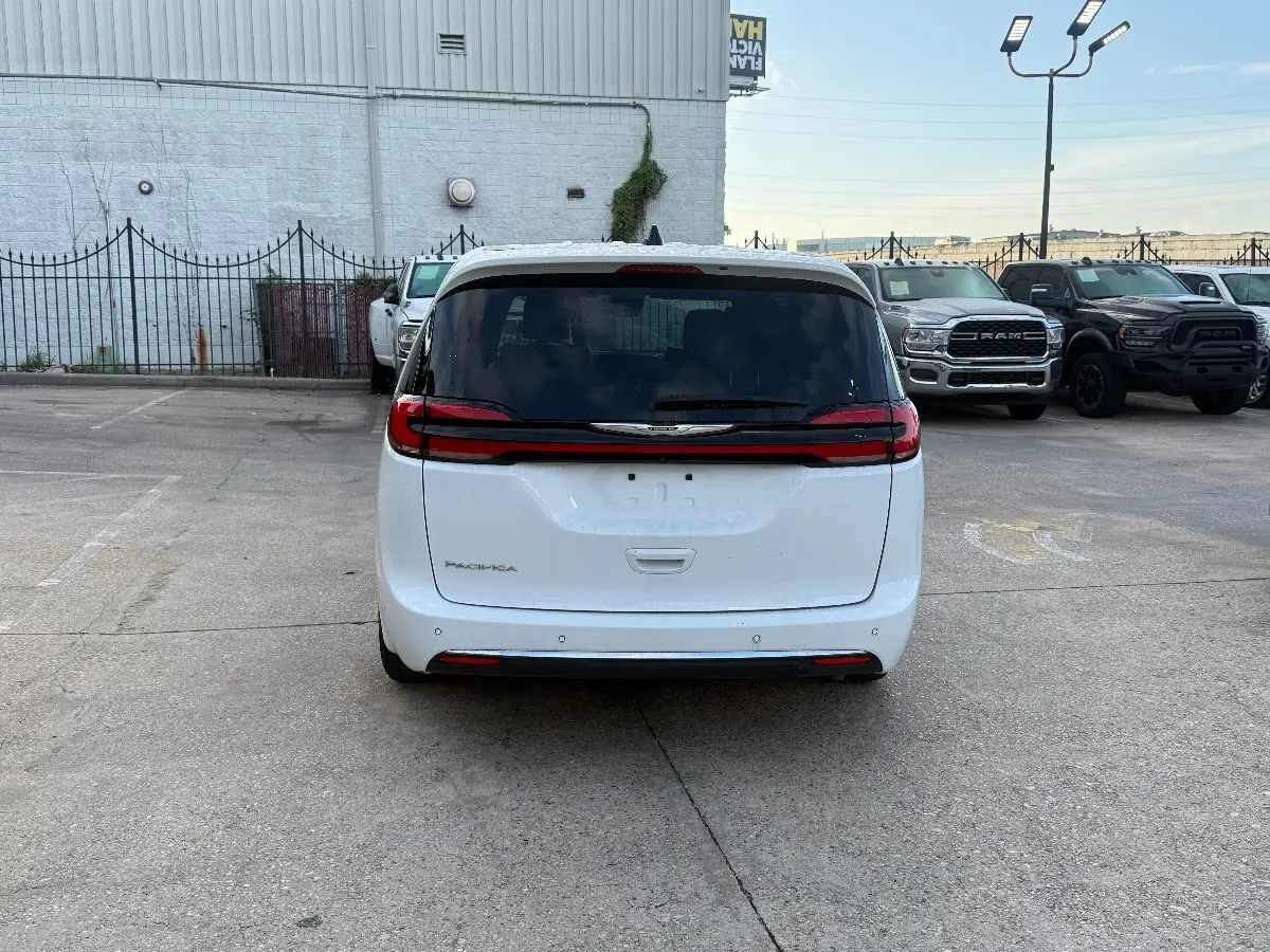 2025 Chrysler Pacifica Select photo 5