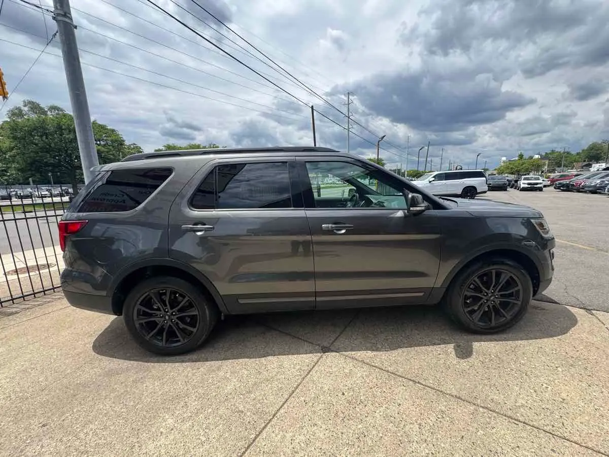 2017 Ford Explorer XLT 4WD photo 5