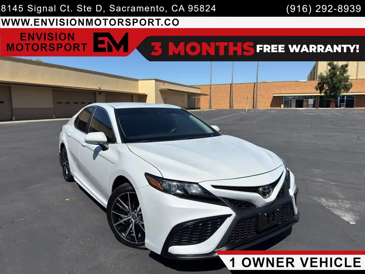 2022 Toyota Camry SE's photo