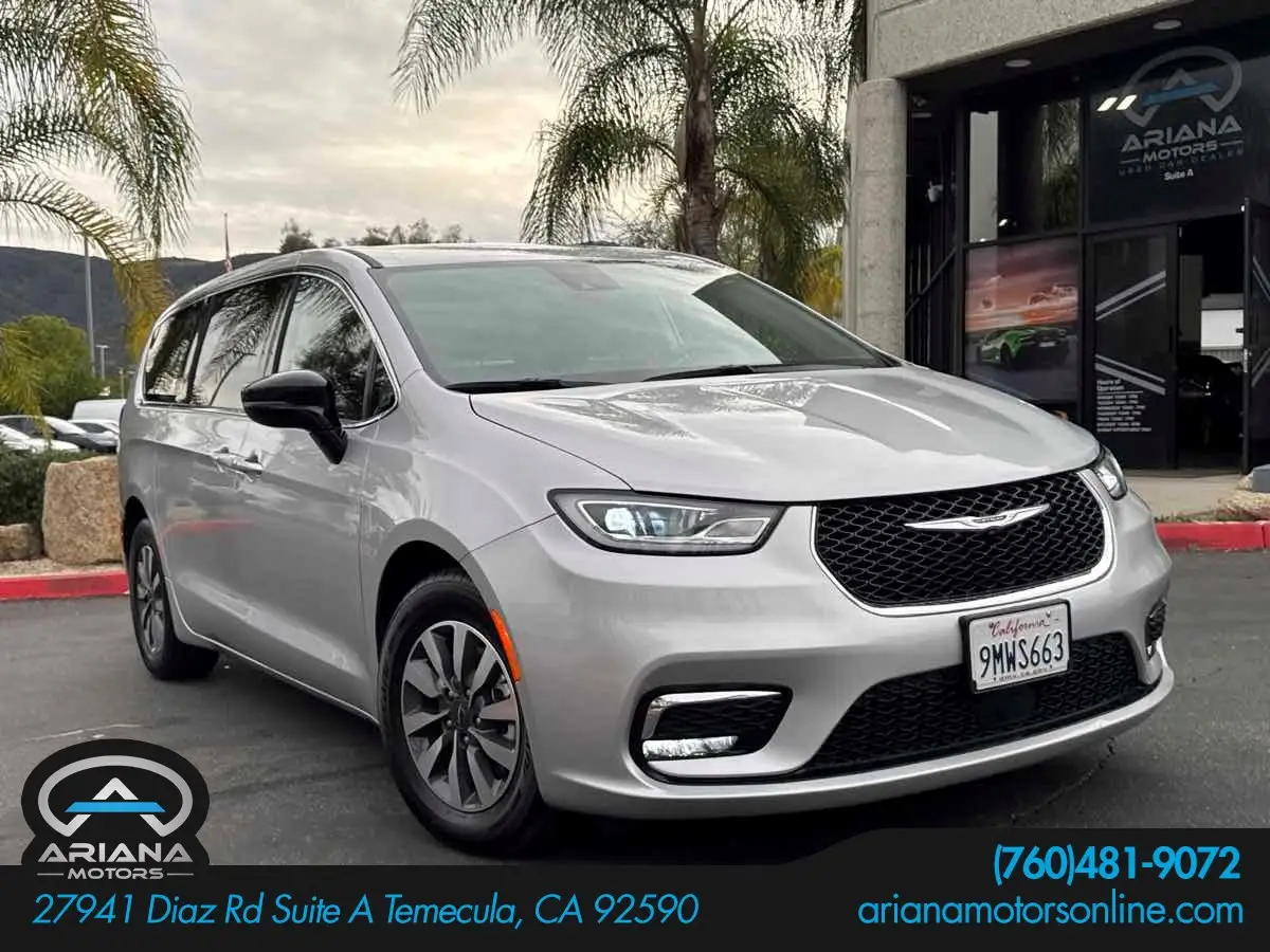 2024 Chrysler Pacifica Hybrid Select PHEV photo 1