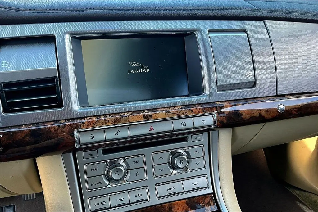 2011 Jaguar XF Base photo 5