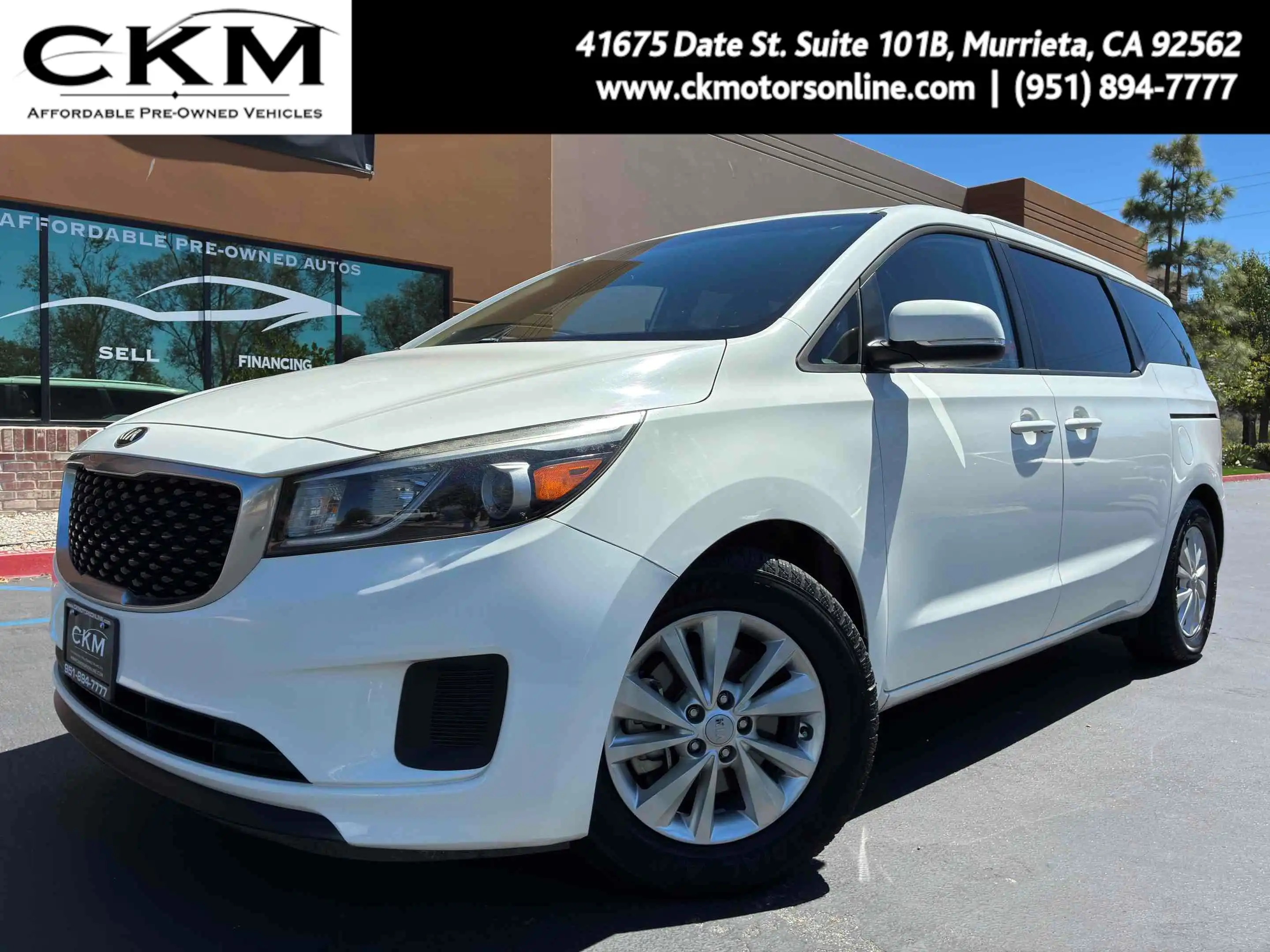 2015 Kia Sedona LX's photo