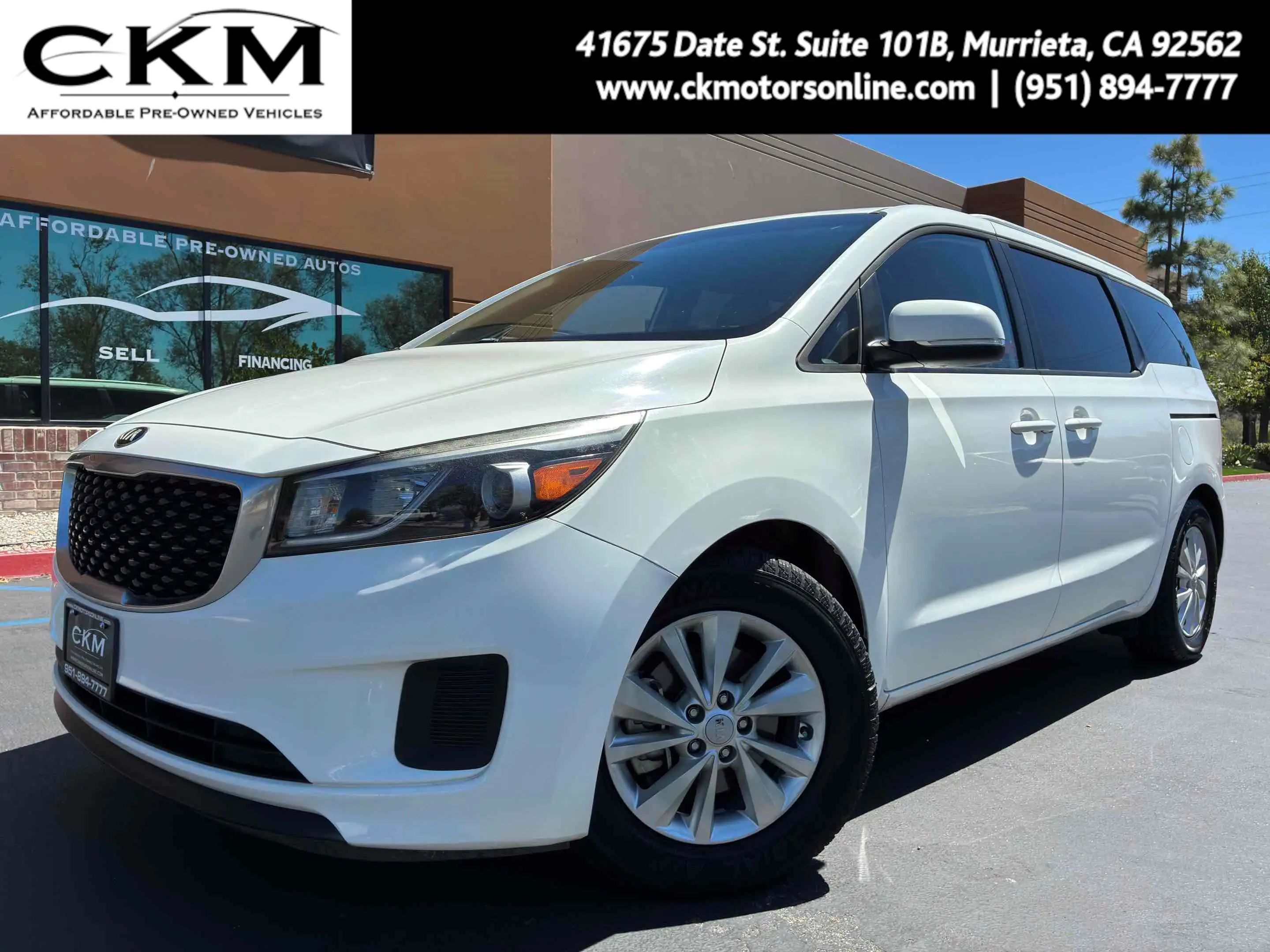 2015 Kia Sedona LX's photo
