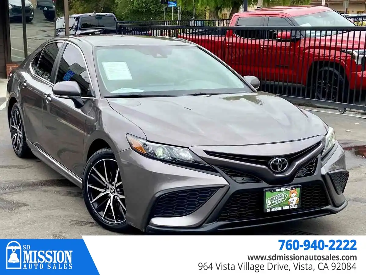 2023 Toyota Camry SE's photo