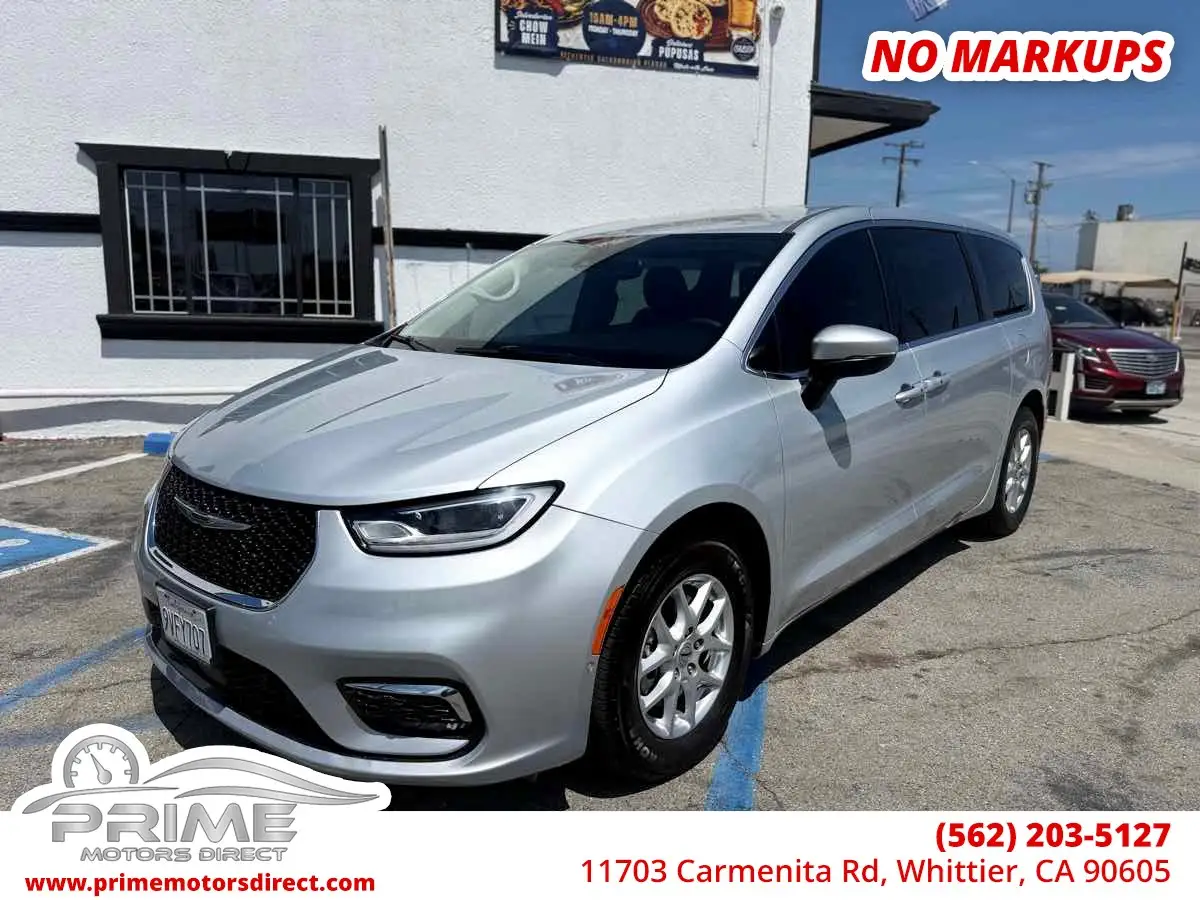 2023 Chrysler Pacifica Touring L photo 1