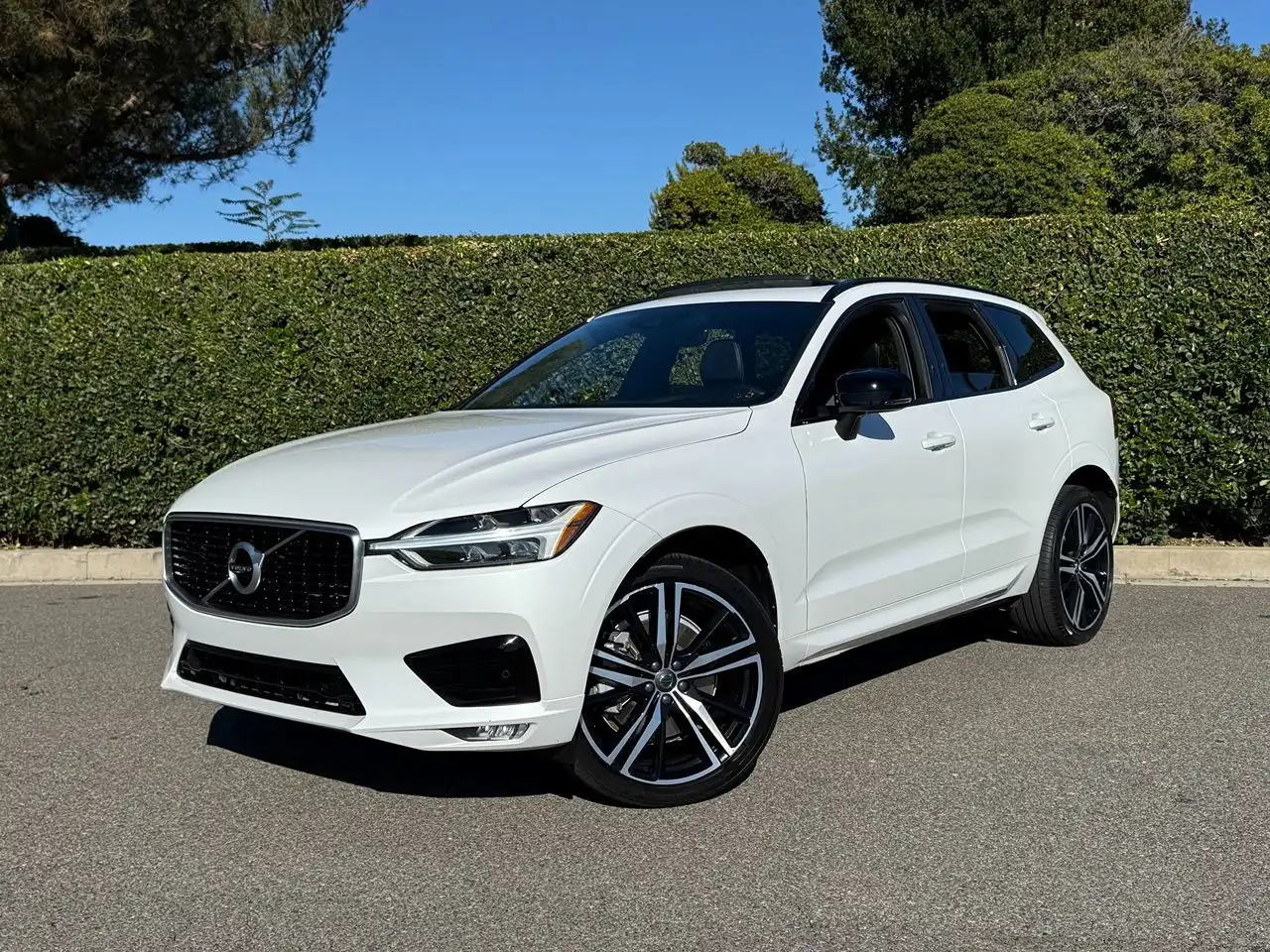 2020 Volvo XC60 T6 R-Design AWD's photo