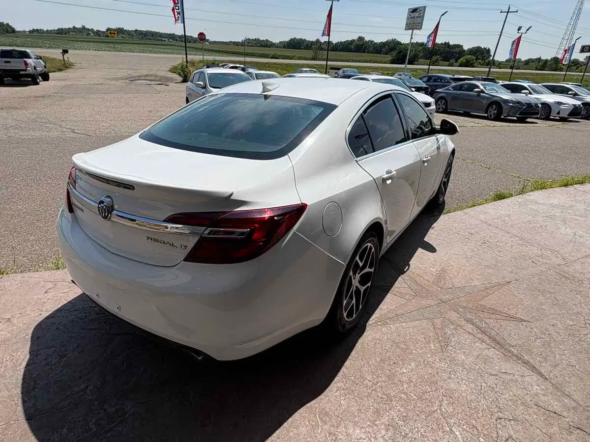 2017 Buick Regal Sport Touring photo 5
