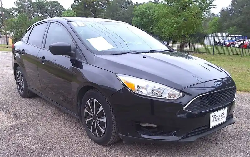 2018 Ford Focus Sedan S's photo