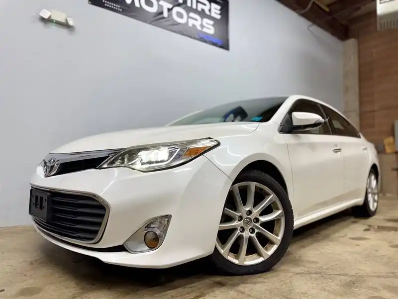 2013 Toyota Avalon Limited's photo