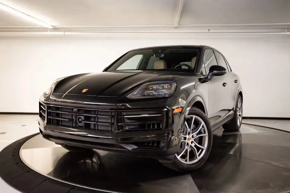 2026 Porsche Cayenne Base photo 3