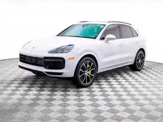 2023 Porsche Cayenne Turbo S E-Hybrid's photo