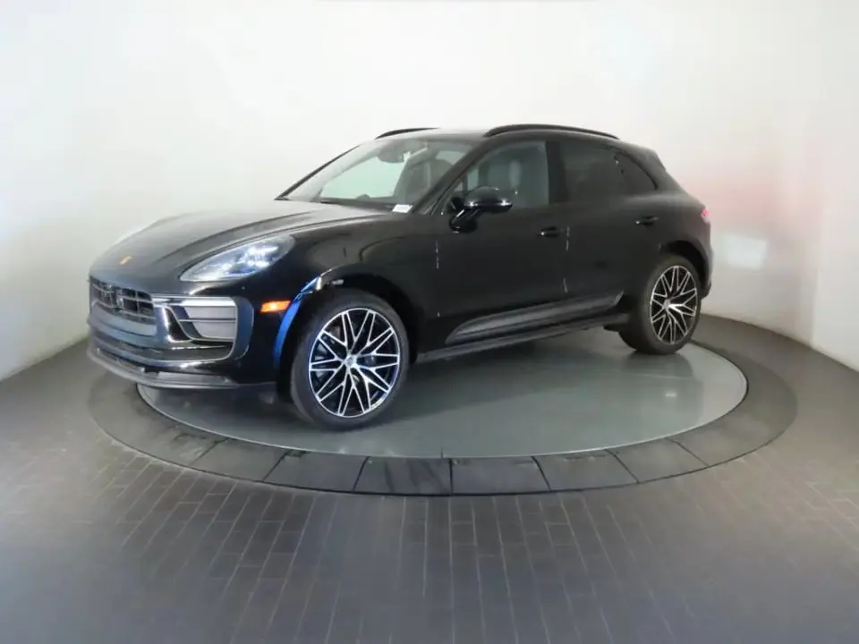 2025 Porsche Macan Base photo 3