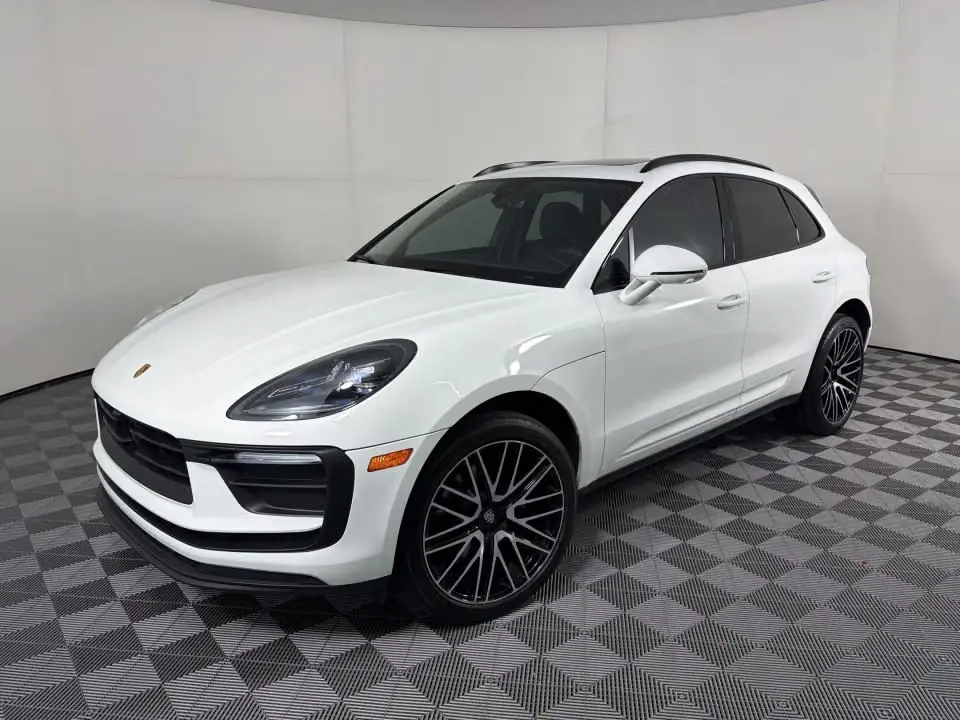 2025 Porsche Macan Base photo 3