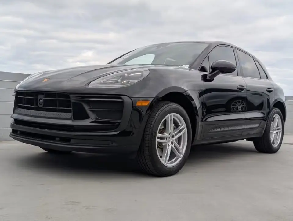 2025 Porsche Macan Base photo 3