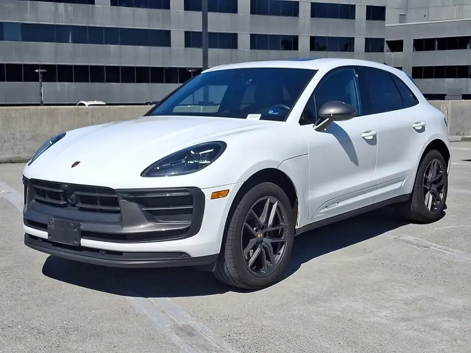 2023 Porsche Macan T photo 3