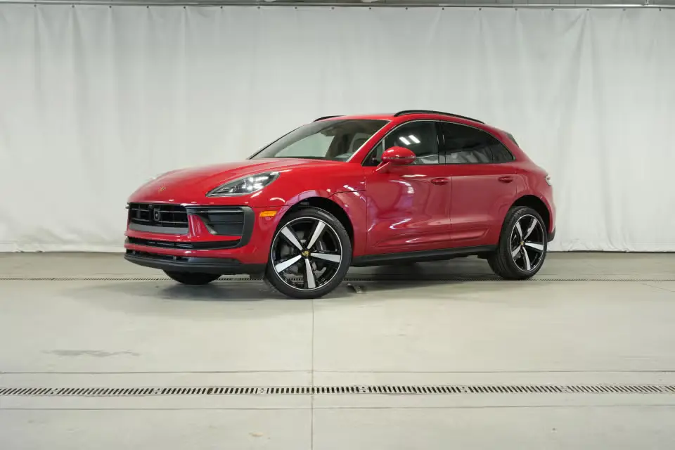 2026 Porsche Macan Base photo 3