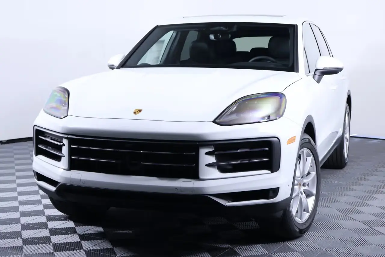 2026 Porsche Cayenne Base photo 4