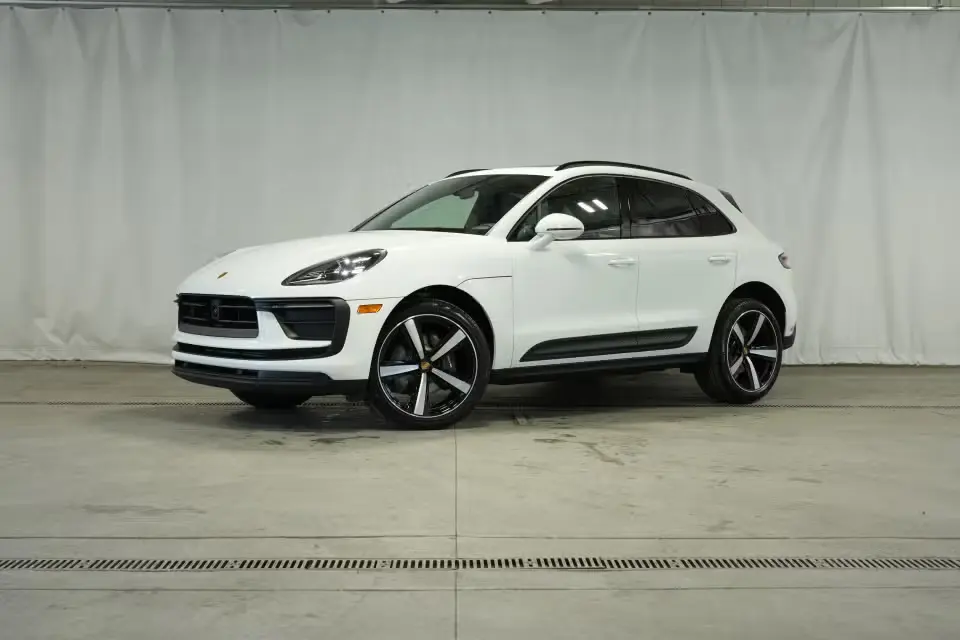 2026 Porsche Macan Base photo 3