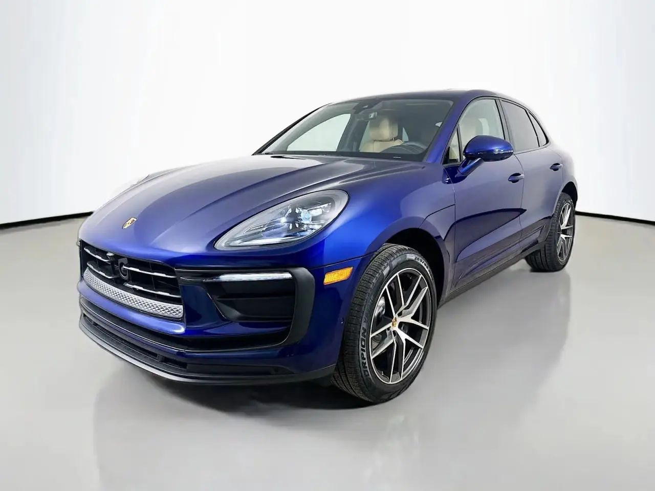 2026 Porsche Macan Base photo 4