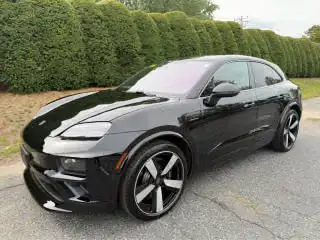 2025 Porsche Macan Macan Turbo Electric's photo
