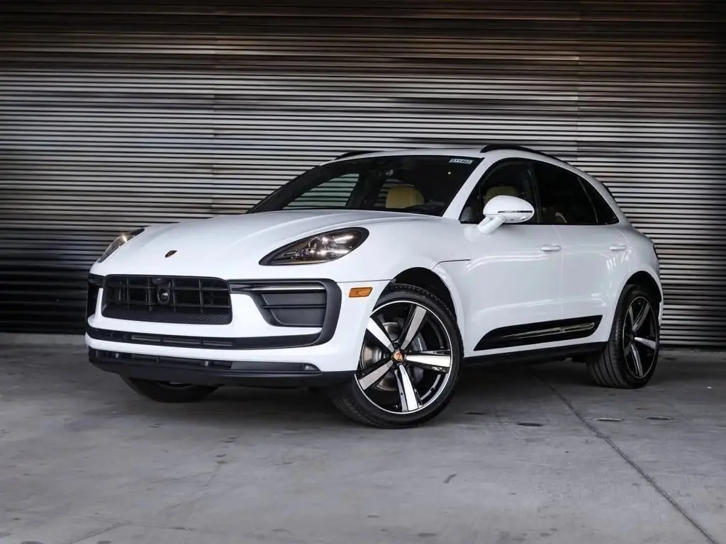 2026 Porsche Macan Base photo 4