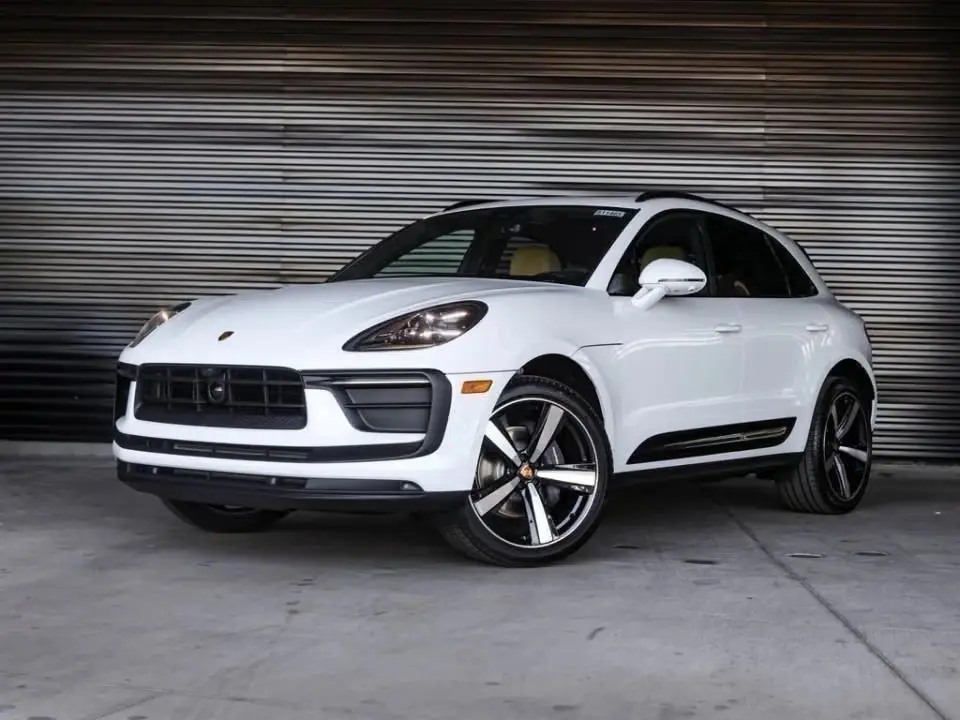 2026 Porsche Macan Base photo 3