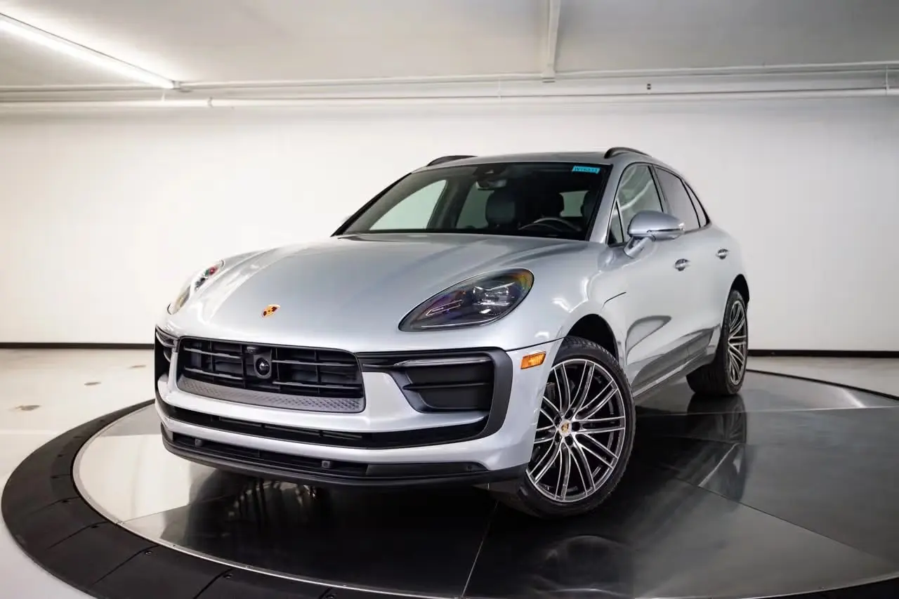 2026 Porsche Macan Base photo 4